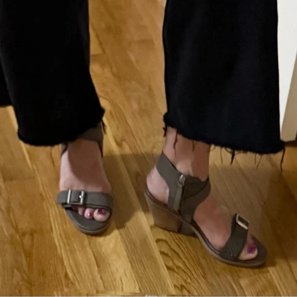 Sofft Marlyn Gray Snakeskin Sandals - Picture 9 of 12